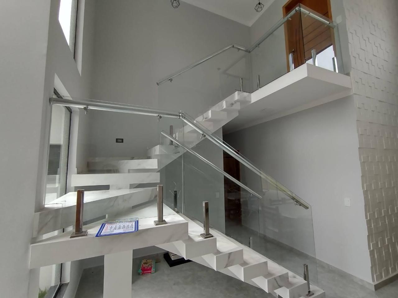 Ambiente moderno com esquadrias de vidro