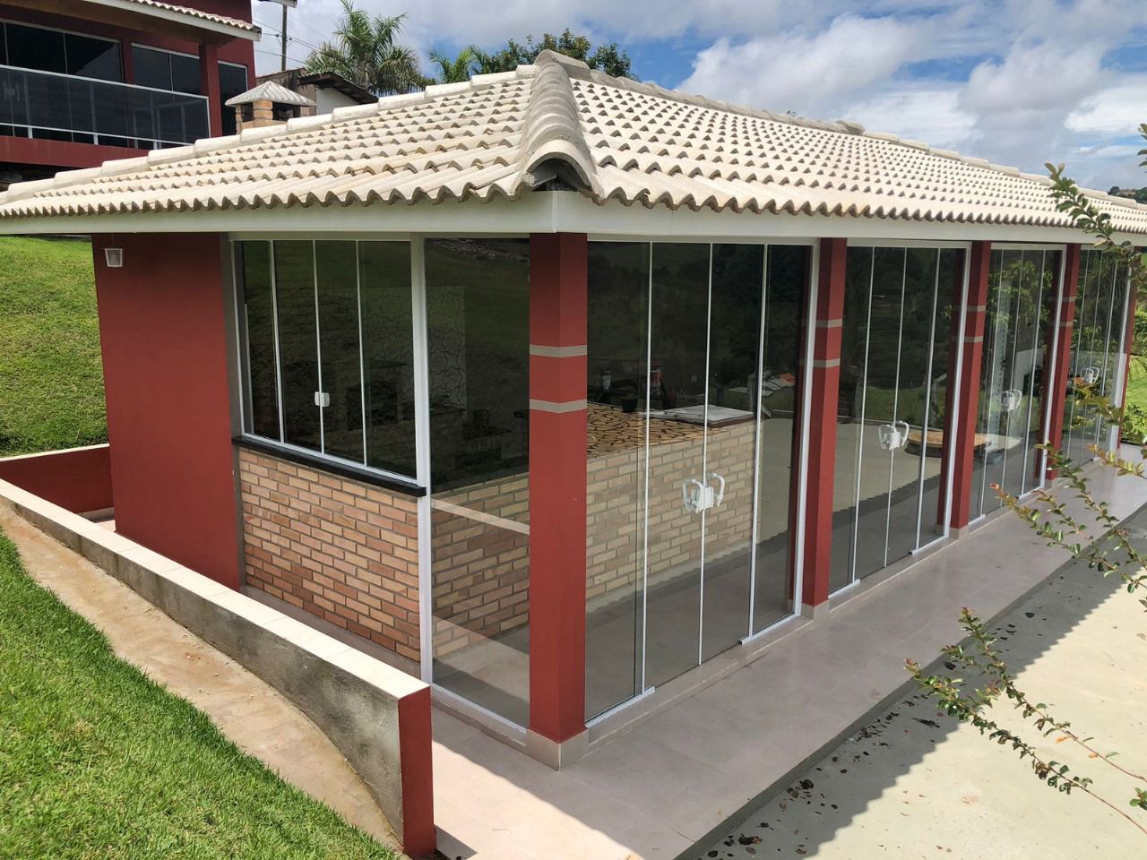 Ambiente moderno com esquadrias de vidro